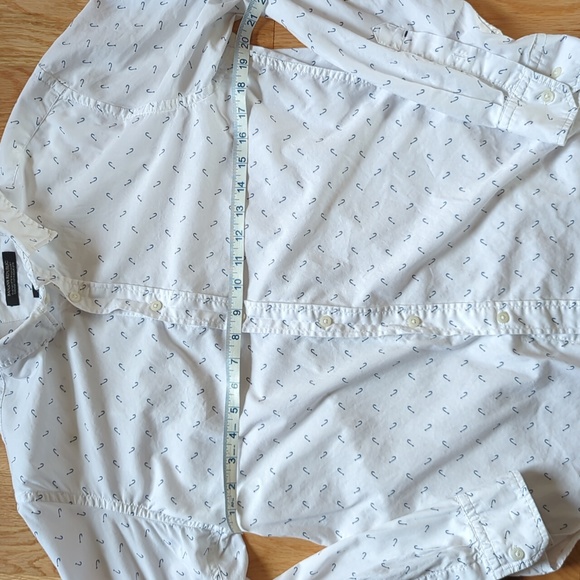 Banana Republic. Men's Camden Fit. Fish Hooks Shirt. Size Medium. - Picture 6 of 7
